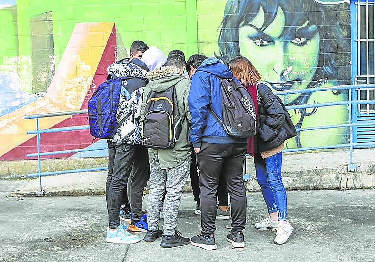 Un grupo de estudiantes en el patio de un instituto.