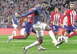 Iñaki Williams remata en el último encuentro disputado por el Athletic en el Metropolitano en abril de 2024.