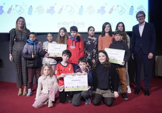 Los ganadores del colegio de Lamuza (arriba a la izquierda) junto a los otros dos centros y los diputados Saray Zárate y Gorka Urtaran.