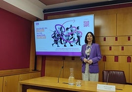 Ana López de Uralde, concejala de Igualdad, con el cartel de la campaña municipal.