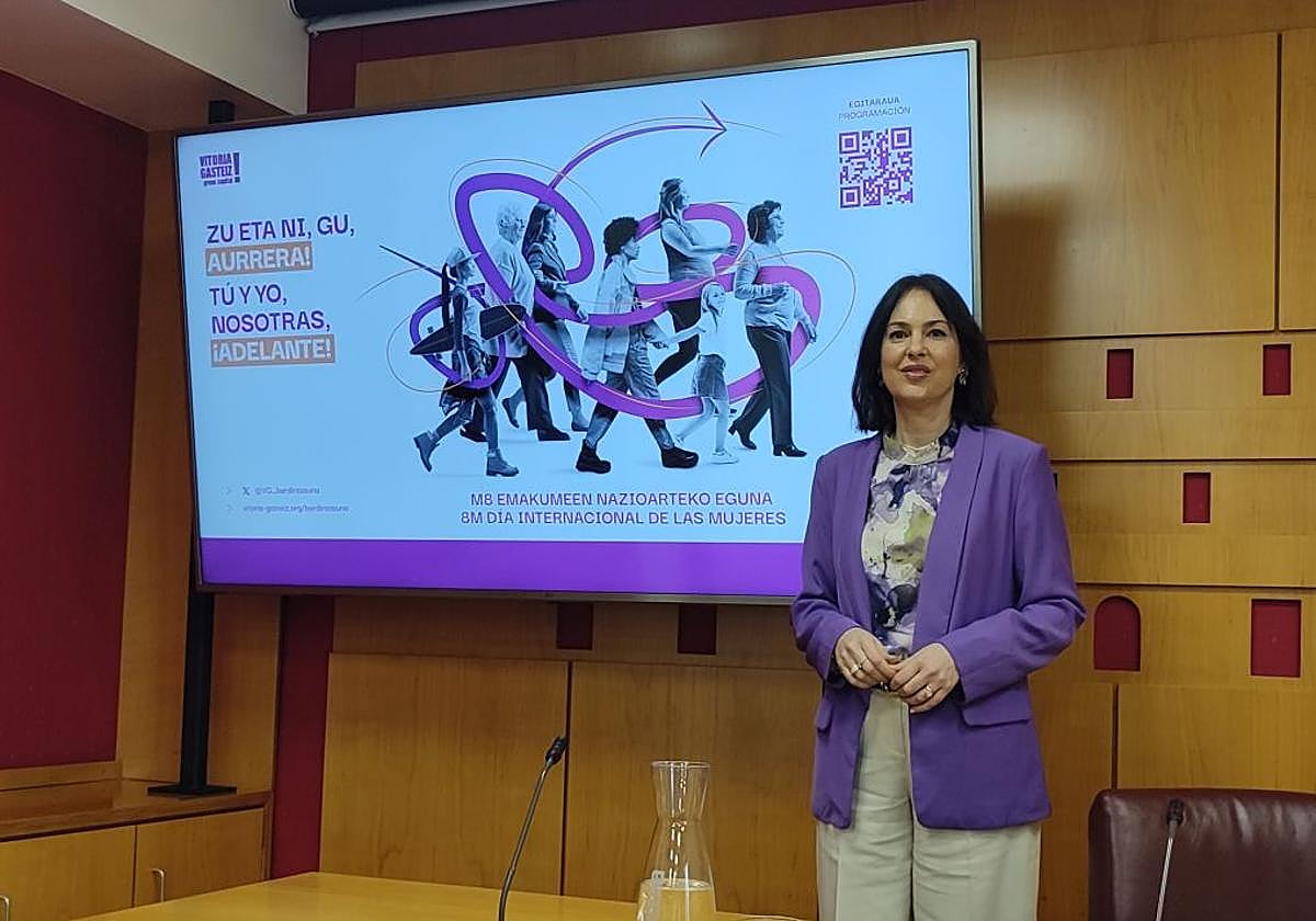 Ana López de Uralde, concejala de Igualdad, con el cartel de la campaña municipal.