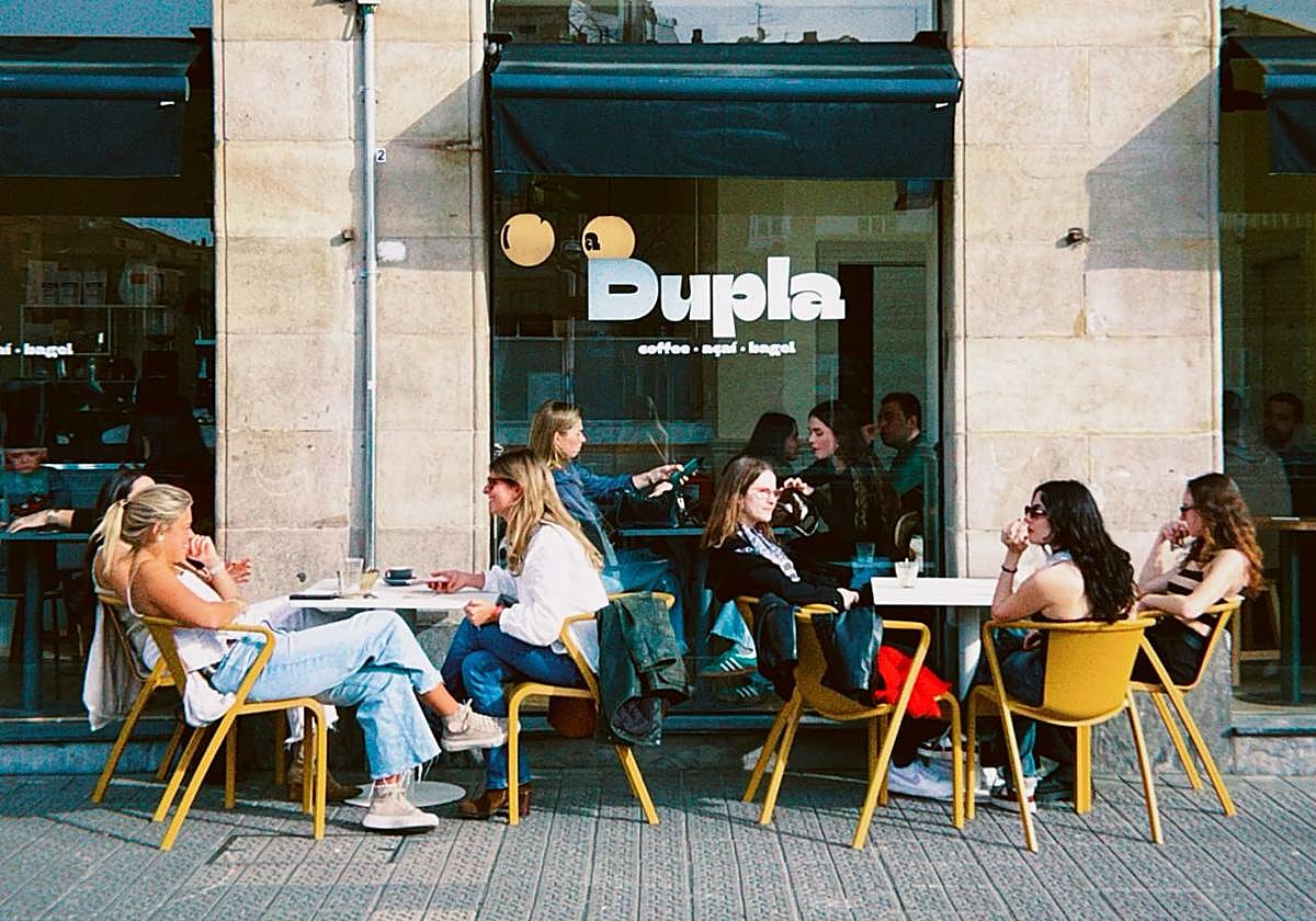 Cuatro amigos de Budapest abren en Bilbao una cafetería con bowls de açaí, bagels y tostadas durante todo el día.