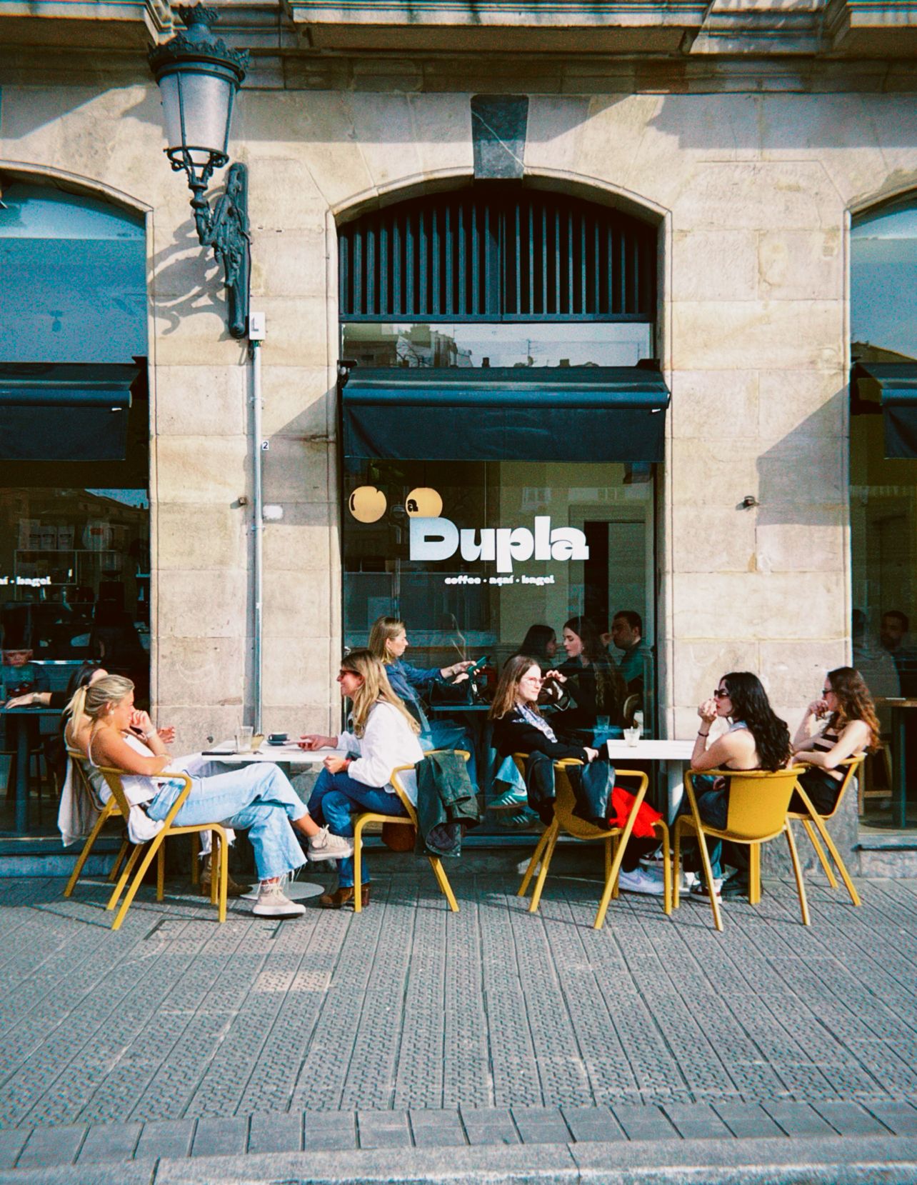 Cuatro amigos de Budapest abren en Bilbao una cafetería con bowls de açaí, bagels y tostadas durante todo el día