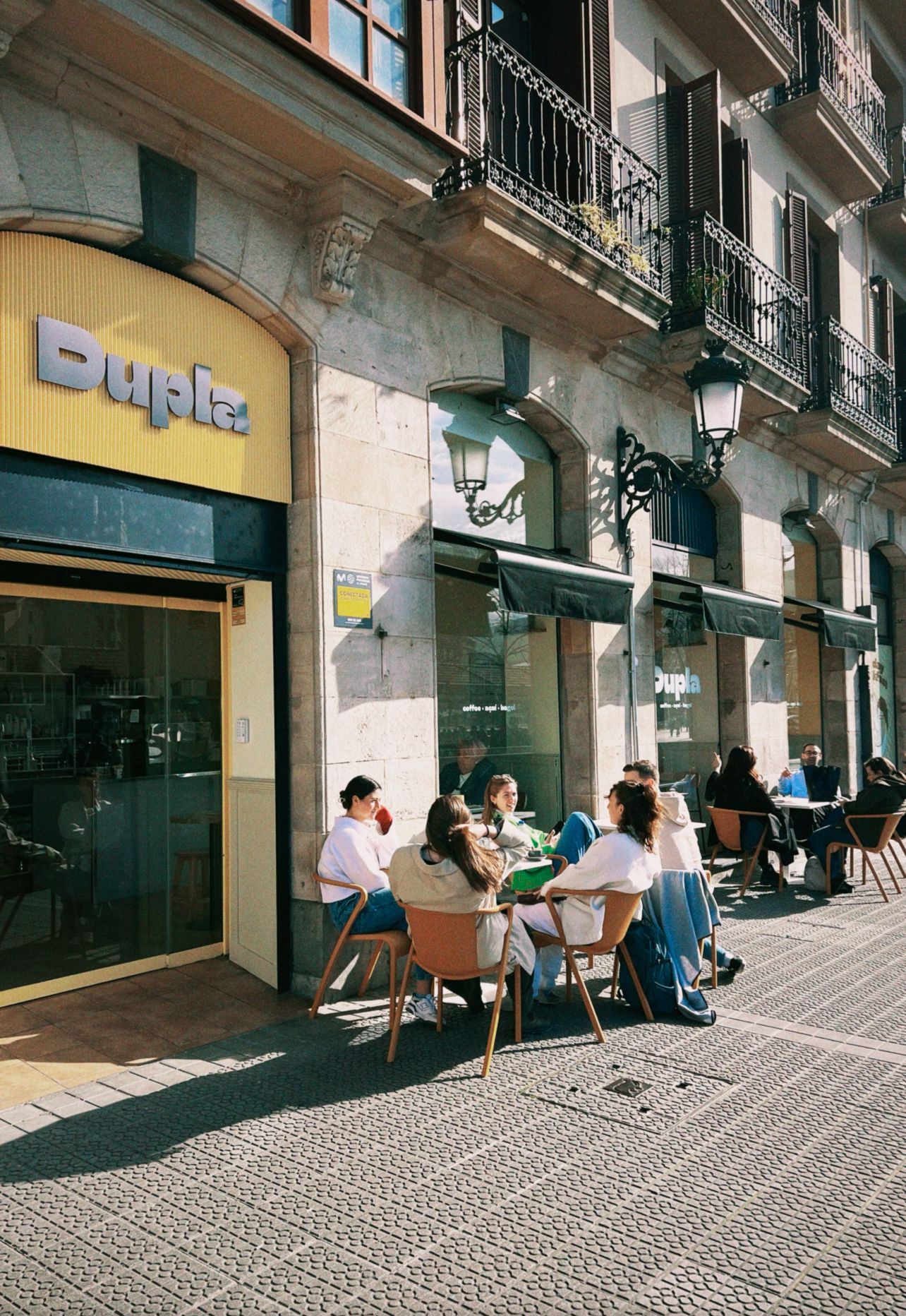 Cuatro amigos de Budapest abren en Bilbao una cafetería con bowls de açaí, bagels y tostadas durante todo el día