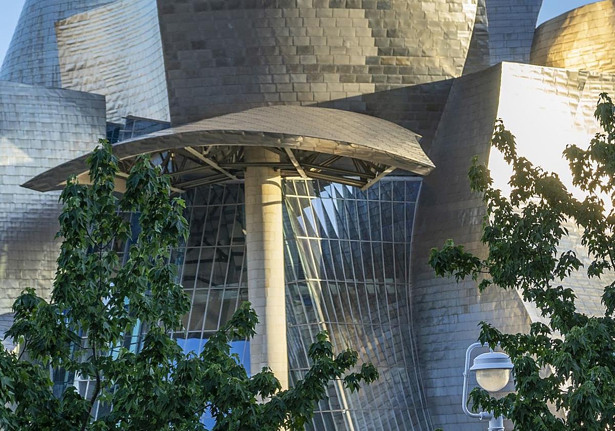 Árboles frente al Museo Guggenheim Bilbao.
