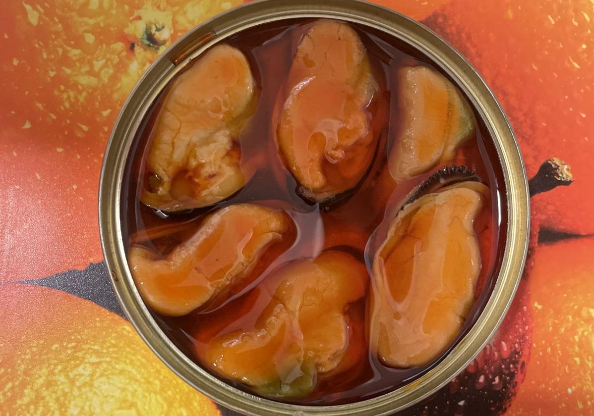 Los mejillones gigantes en escabeche de Franco con su hojita de laurel.