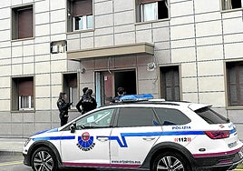 Agentes de la Policía Municipal y de la Ertzaintza acudieron al inmueble ocupado, una planta baja.