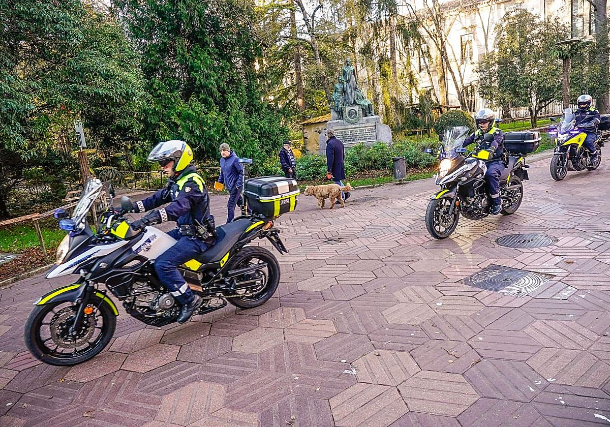 Detenido tras robar un bolso del tirón y esconderse debajo de un coche en Vitoria
