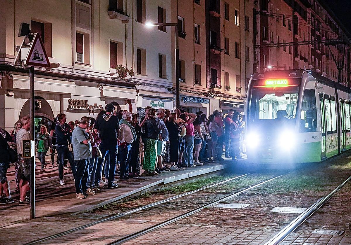 Usuarios del tranvía aguardan uno de los servicios nocturnos durante las pasadas fiestas de Vitoria.