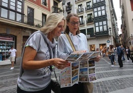 Una pareja de turistas consulta un plano en el Casco Viejo.