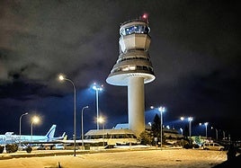 Torre de control del aeropuerto de Vitoria.