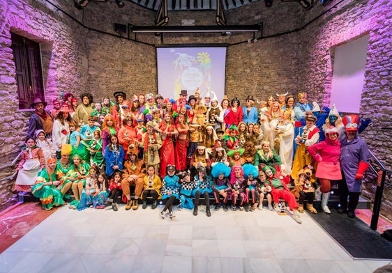 Representantes de todas las comparsas han presentado este martes sus disfraces en el Palacio Villa Suso.
