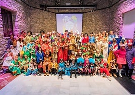 Miembros de las diferentes comparsas posan en una foto de familia del Carnaval de Vitoria