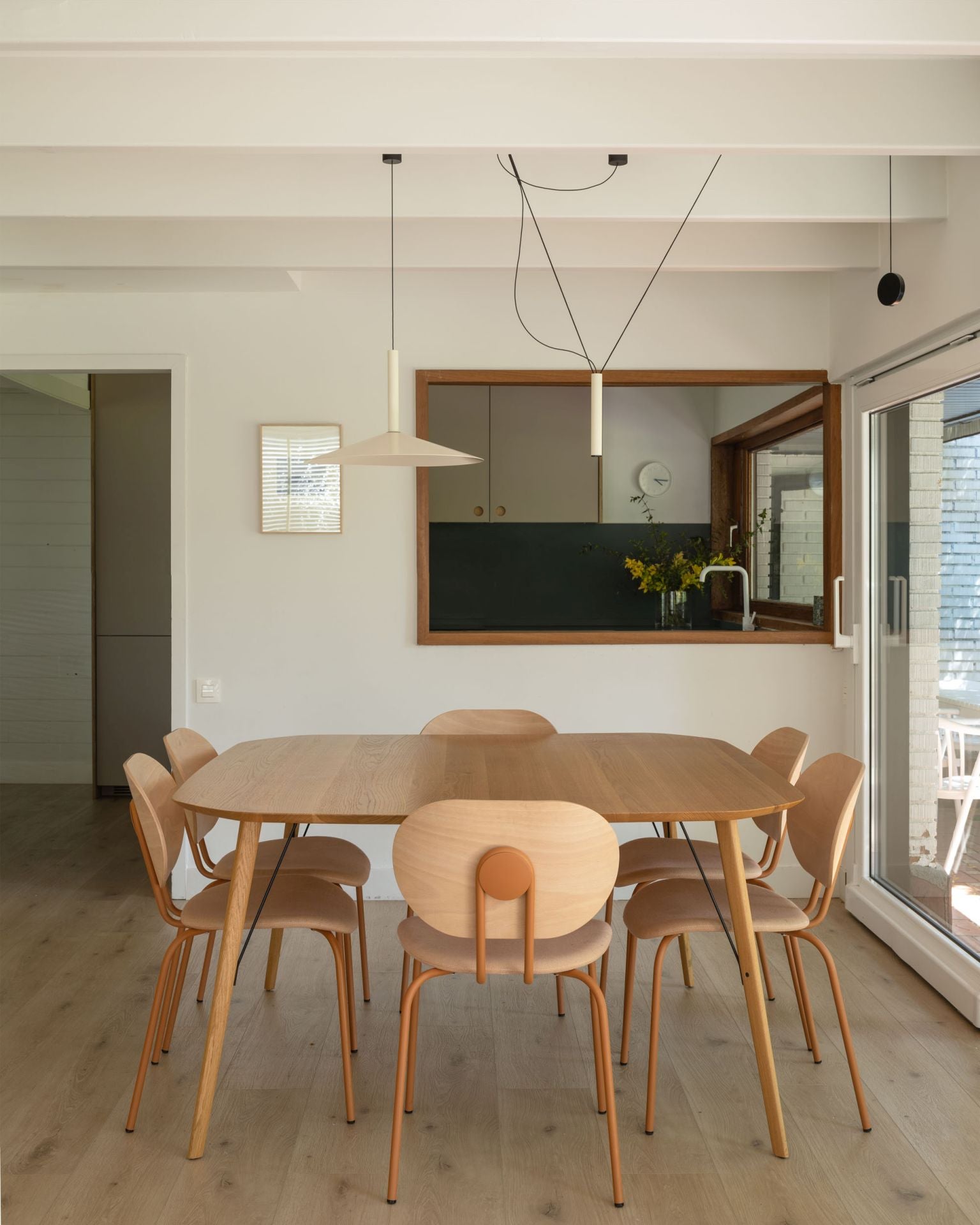 La casa prefabricada de una familia en Mungia llena de luz, arte y libros