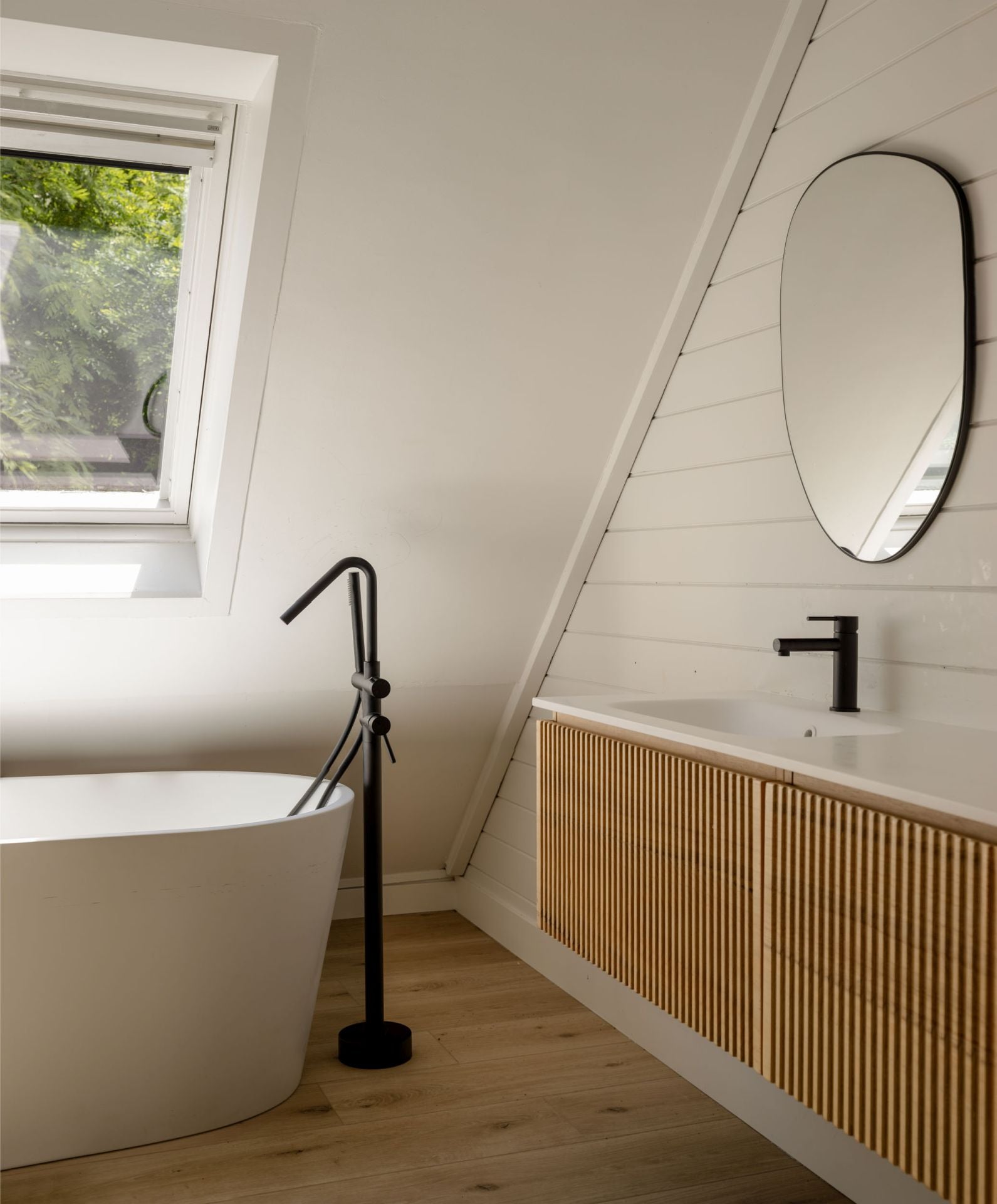 La casa prefabricada de una familia en Mungia llena de luz, arte y libros