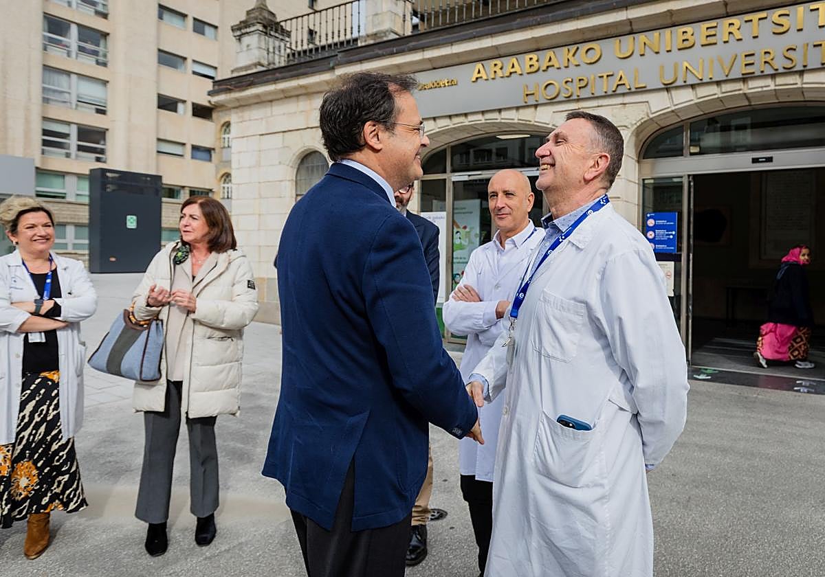 El consejero de Salud saluda al director médico de la OSI Araba.
