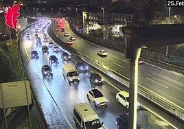 Más de una hora de retenciones en la A-8 por un choque entre dos turismos en Miribilla