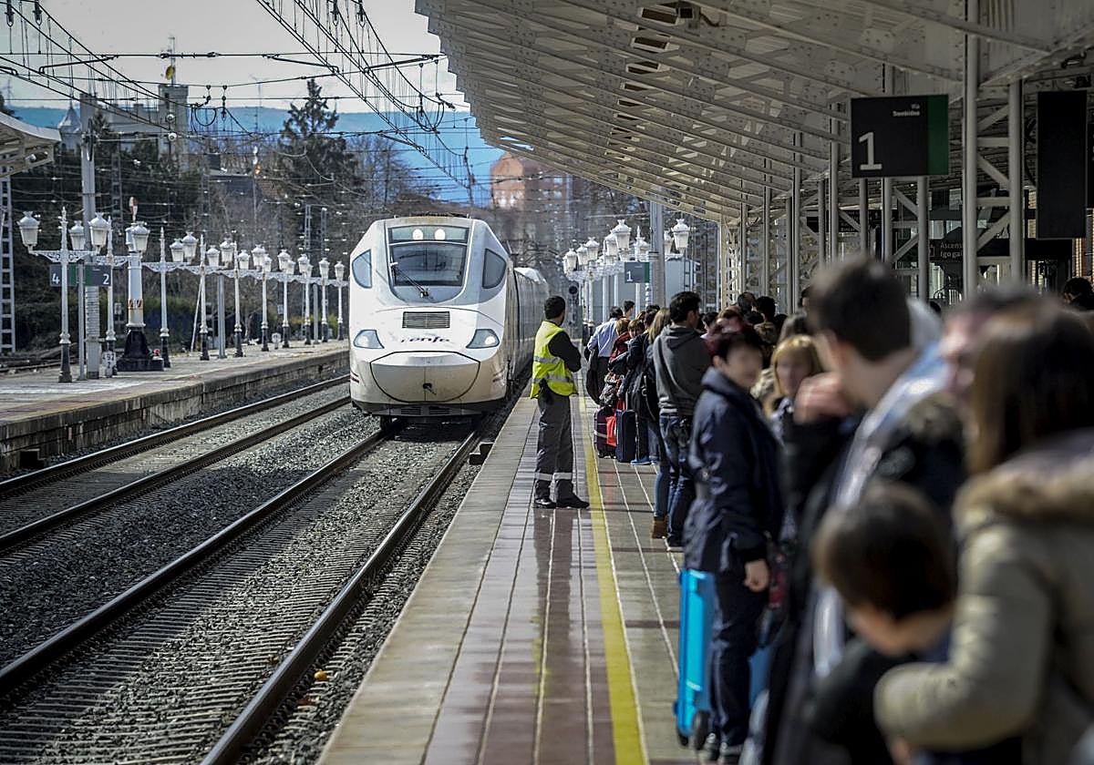Un tren Alvia entra en la estación de la calle Dato.