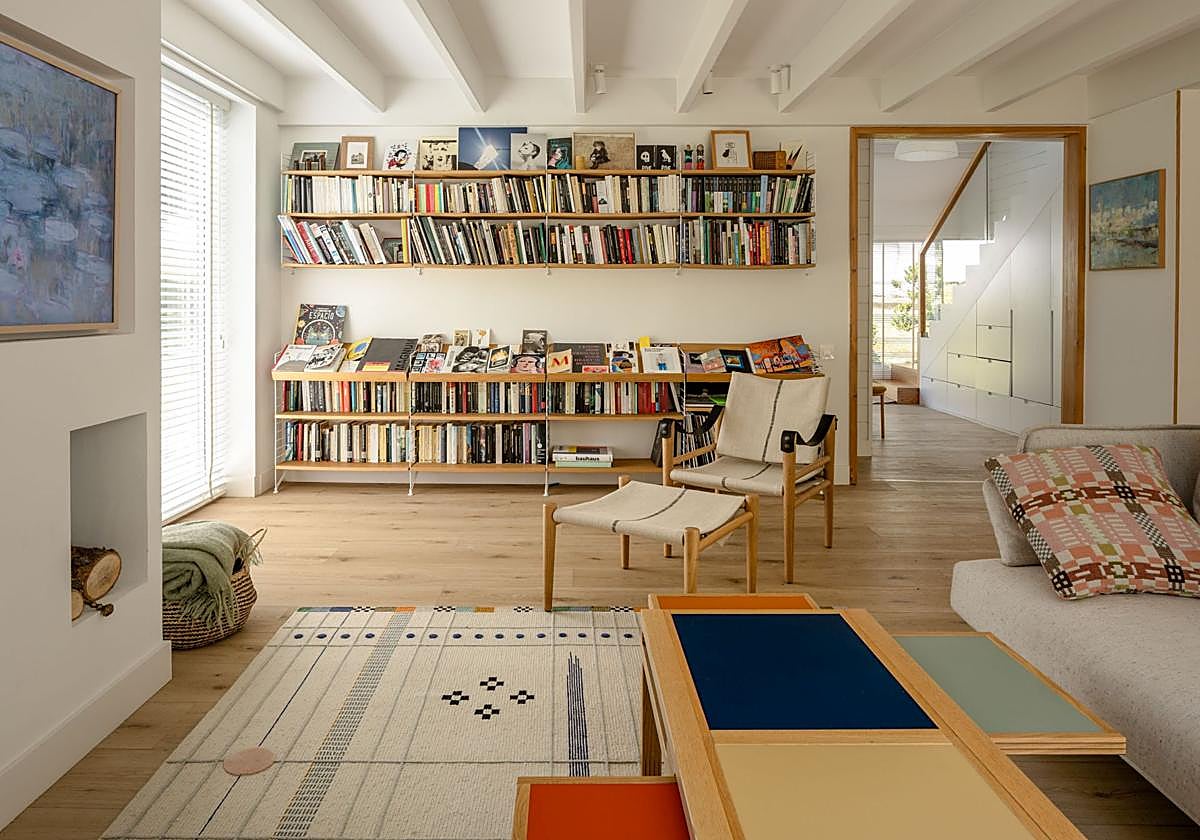 La casa prefabricada de una familia en Mungia llena de luz, arte y libros