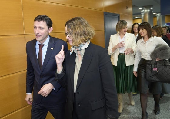 Nöel d'Anjou y Elixabete Etxanobe al término de la última reunión del Consejo Vasco de Finanzas.