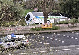 El autobús ha caído por un terraplén de la Bi-2235.