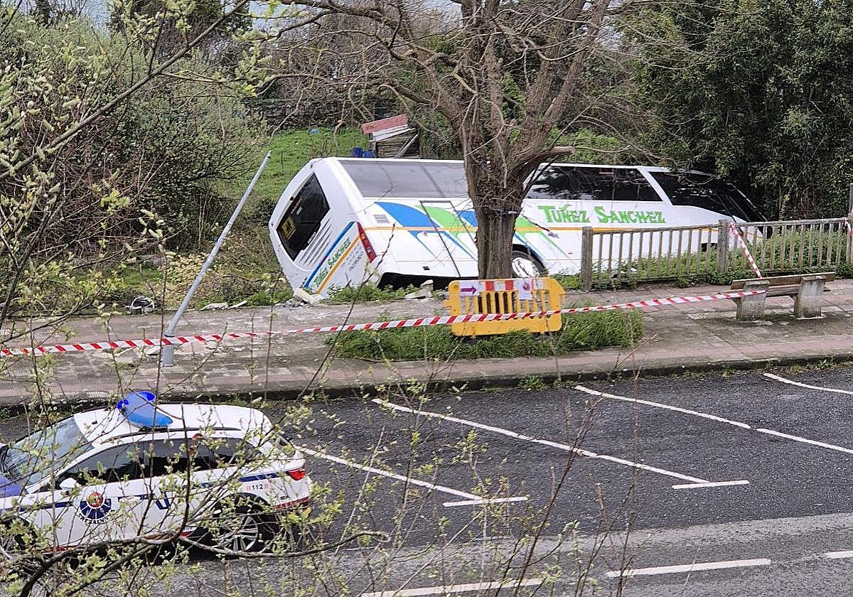 El autobús ha caído por un terraplén de la Bi-2235.
