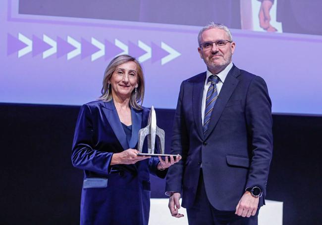 Beatriz Astigarraga sujeta el premio entregado por Iñigo Barrenechea.