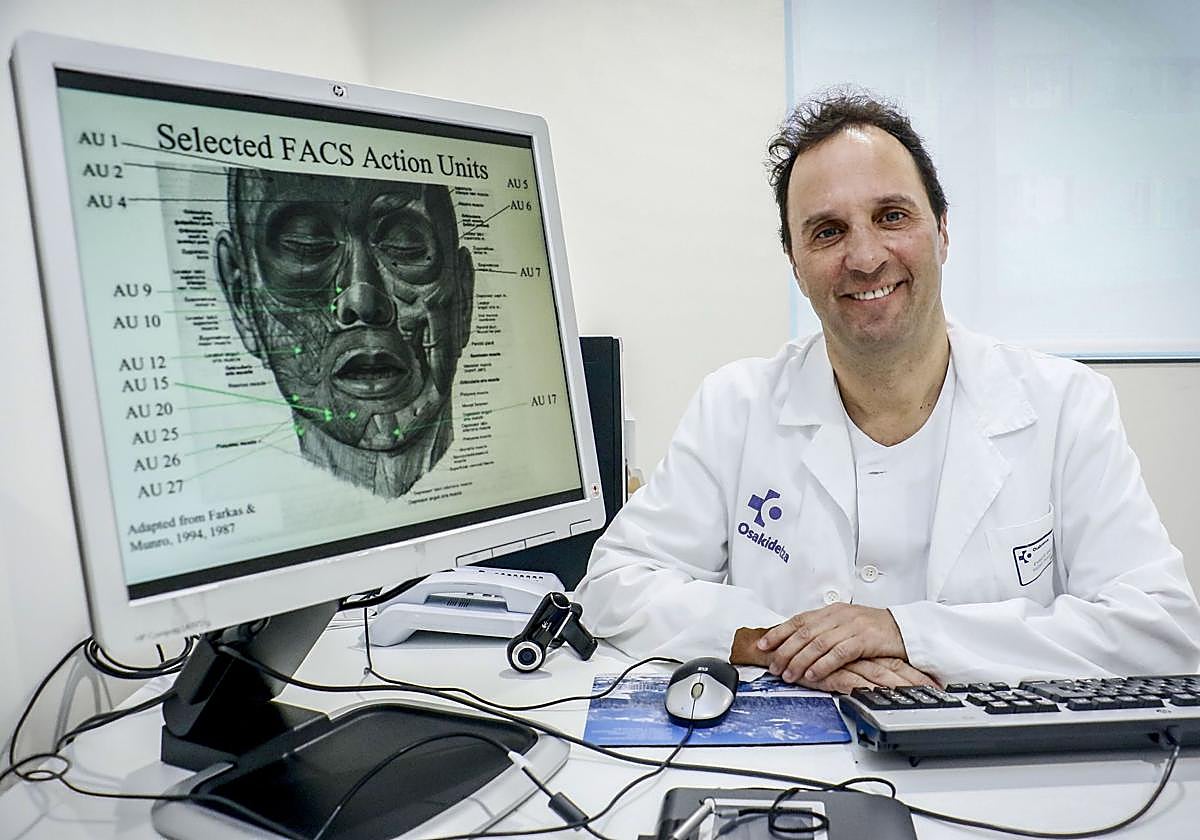 Enrique Bárez, en su mesa de trabajo.
