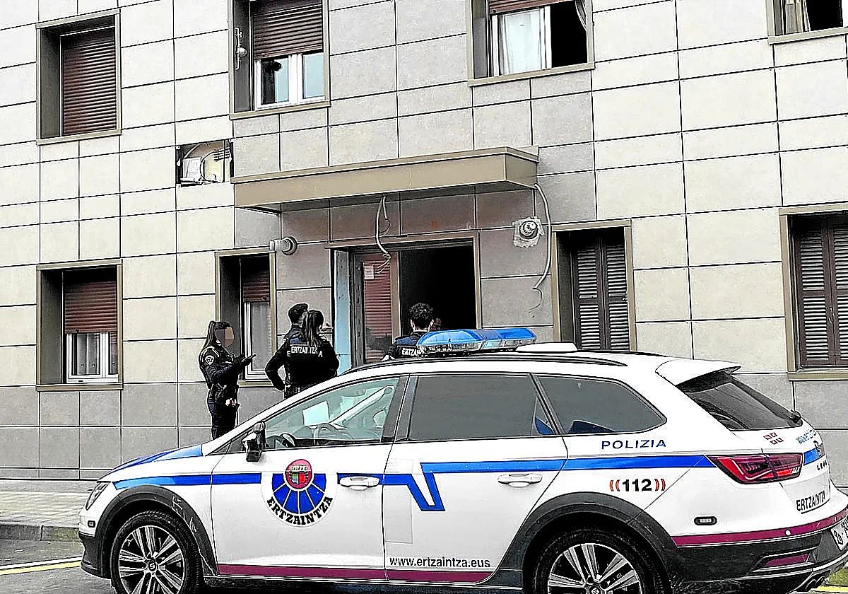 Agentes de la Policía Municipal y Ertzaintza acudieron al inmueble ocupad, una planta baja.