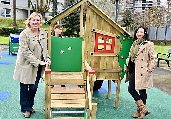 La alcaldesa, Marijose Blanco, y la edil de Educación, Saray Muñoz, presentan los nuevos juegos infantiles.
