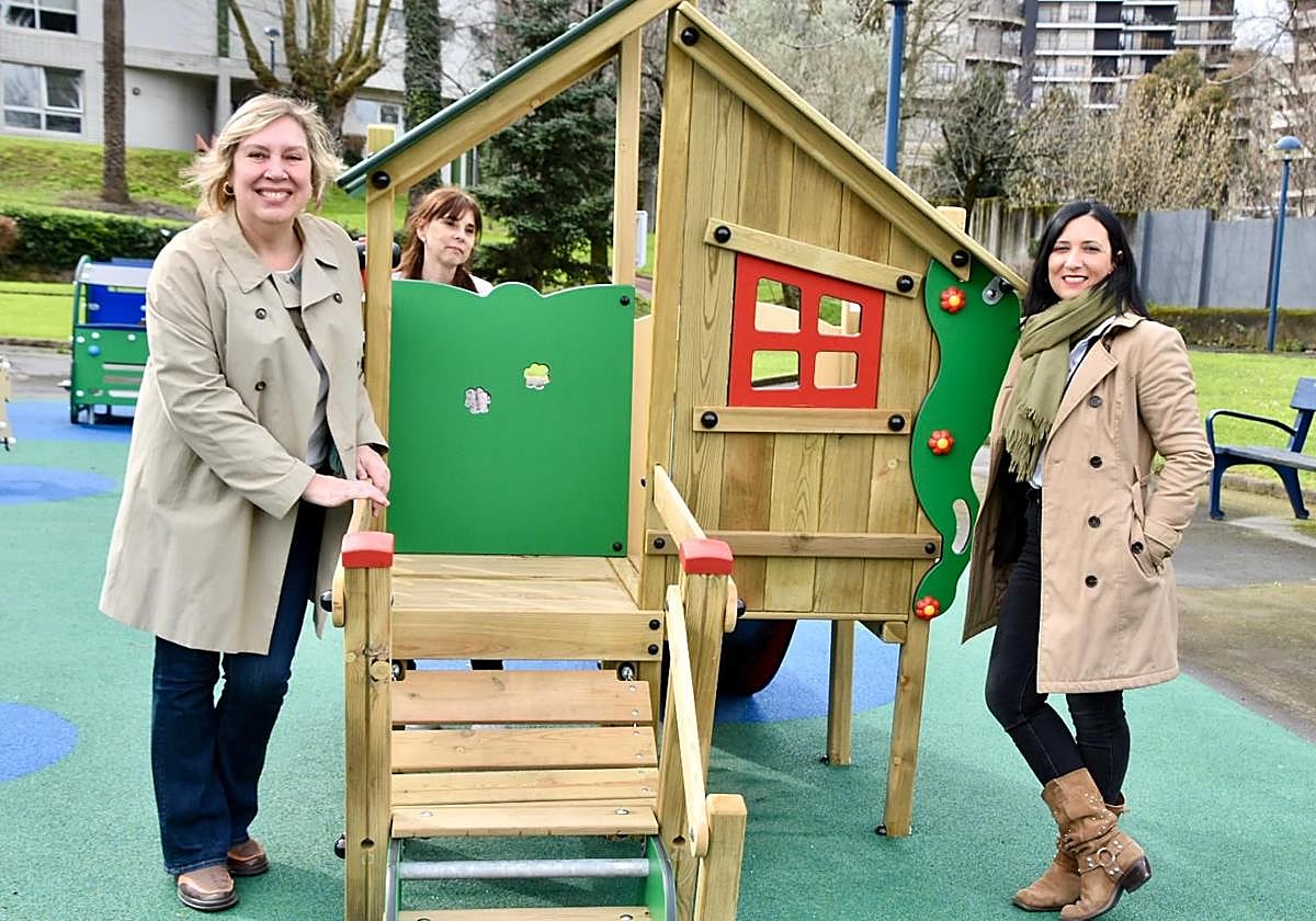 La alcaldesa, Marijose Blanco, y la edil de Educación, Saray Muñoz, presentan los nuevos juegos infantiles.