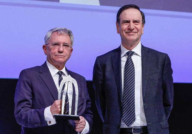 Emiliano López Atxurra con la estatuilla dada por Iñaki López Gandásegui.