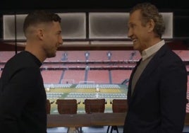 Óscar de Marcos y Jorge Valdano durante la grabación de 'Universo Valdano' en San Mamés, en 2023.