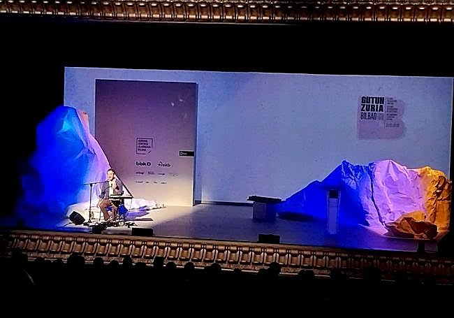 Amorante en el lateral del gran escenario.