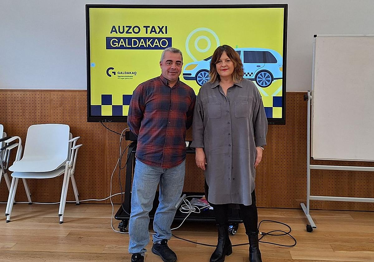 El concejal de Transportes, Toño González, y la alcaldesa en funciones, Edurne Espilla, en la presentación del servicio.