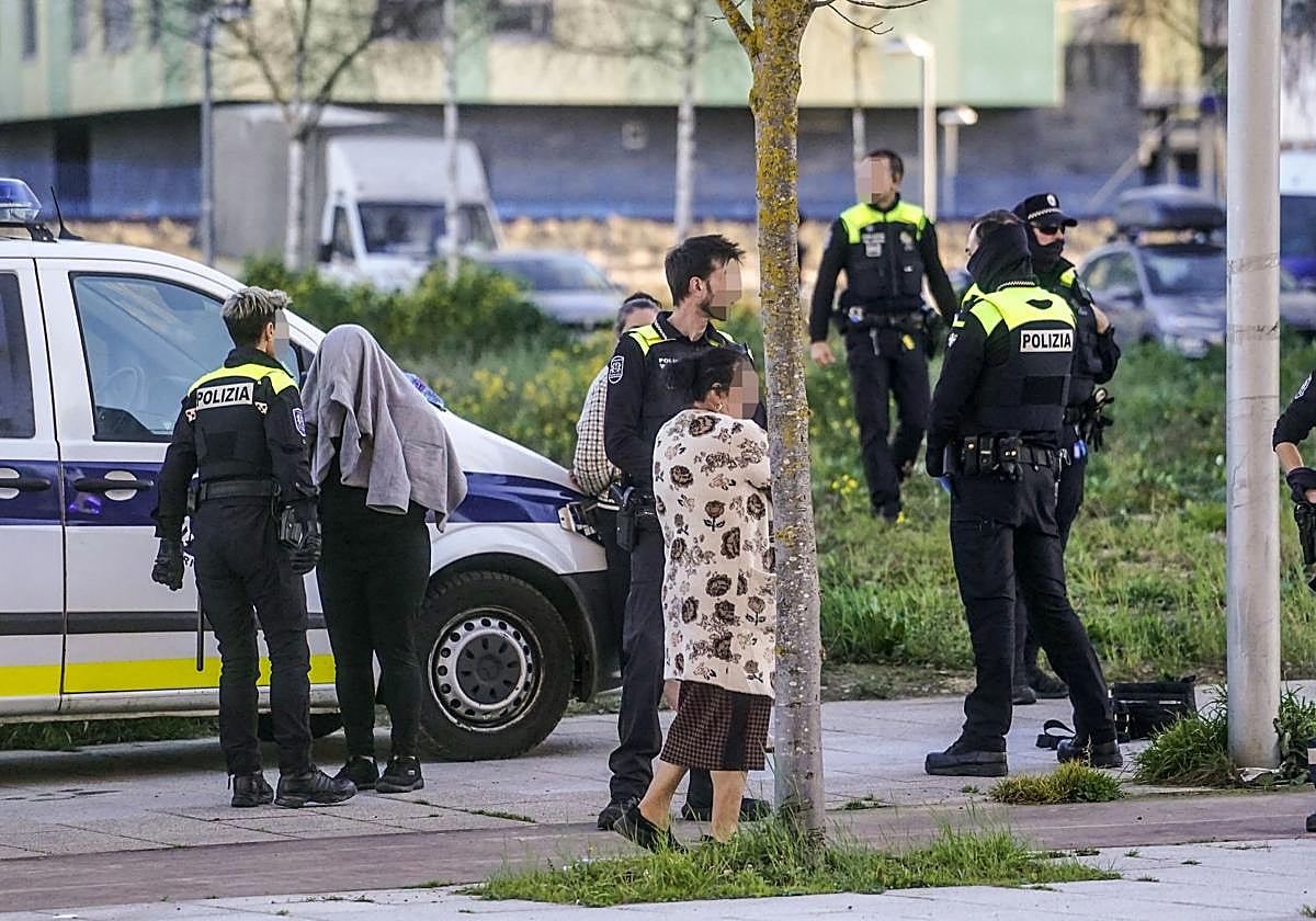 Dipositivo policial en una calle de Salburua.