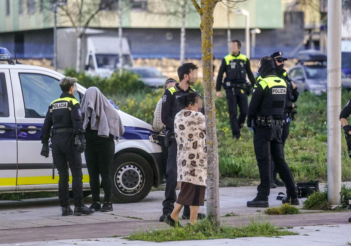 Las imágenes del despliegue policial en Salburua
