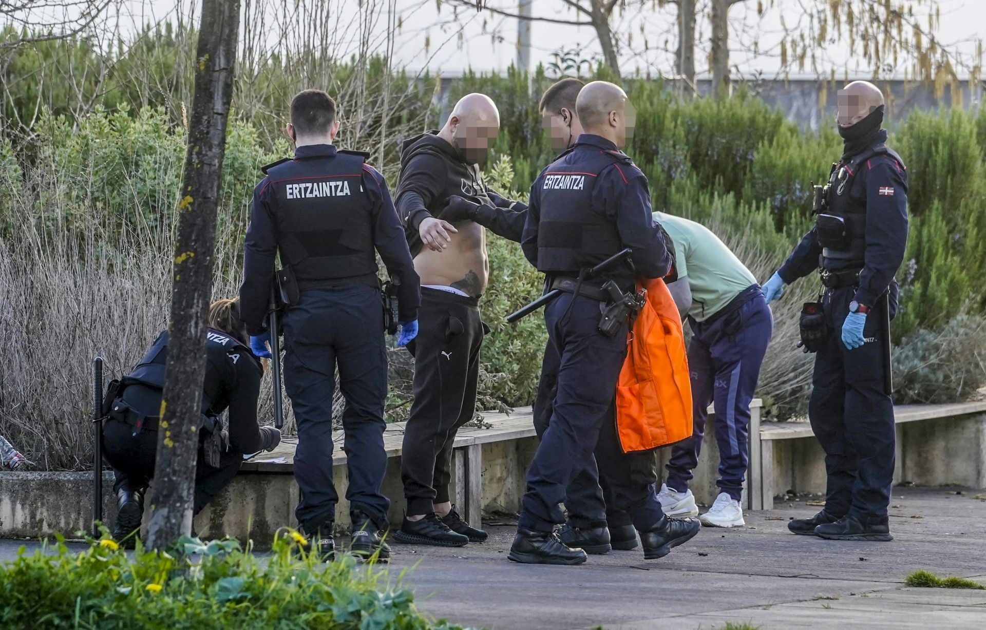 Las imágenes del despliegue policial en Salburua