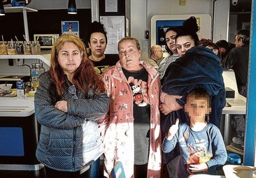 Basauri ofrece 2.600 euros a cada familia del incendio de Basauri: «El día 6 nos echan del hotel y no tenemos dónde ir»