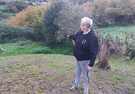 Sonia del Valle señala el desnivel con la linde del vecino tras hundirse su terreno «dos metros» por la fuga.