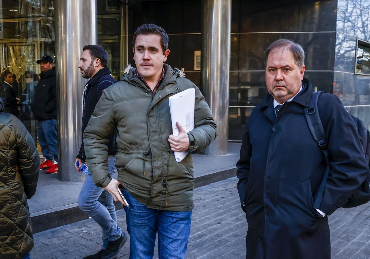 El alcalde de Laguardia, Raúl García, junto a su abogado a la entrada de la Audiencia.