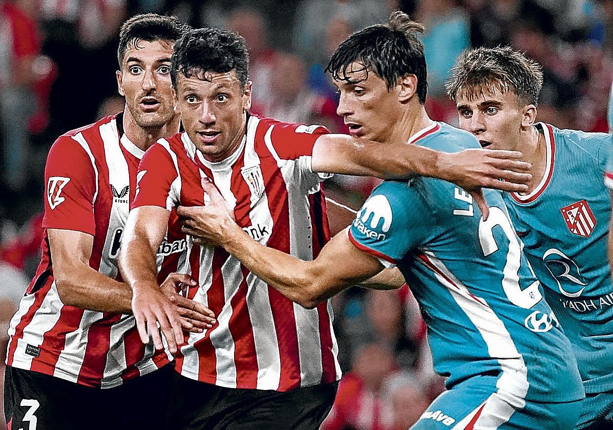 Vesga, Vivián, Le Normand y Barrios en un momento del último Athletic-Atlético, disputado hace seis meses