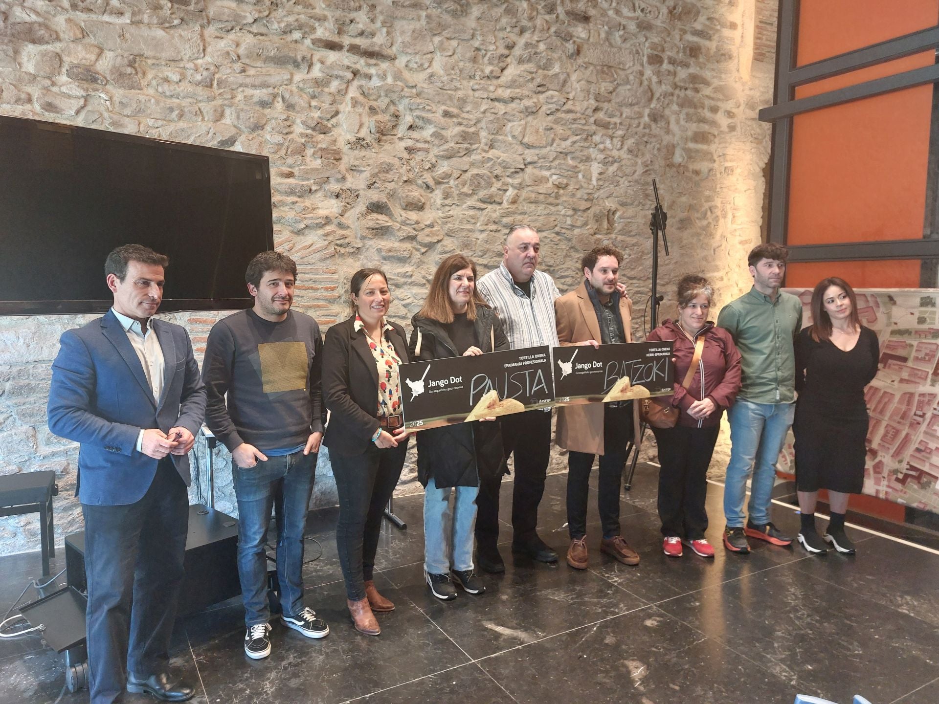 Los hosteleros junto con los representantes municipales