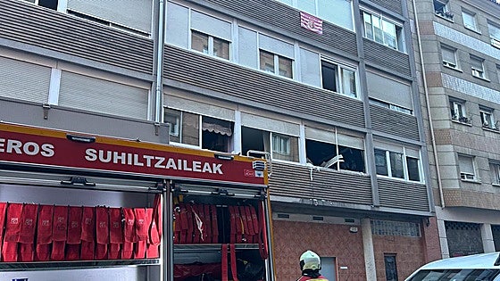 Siete heridos, dos graves, al incendiarse un primer piso alquilado en La Peña