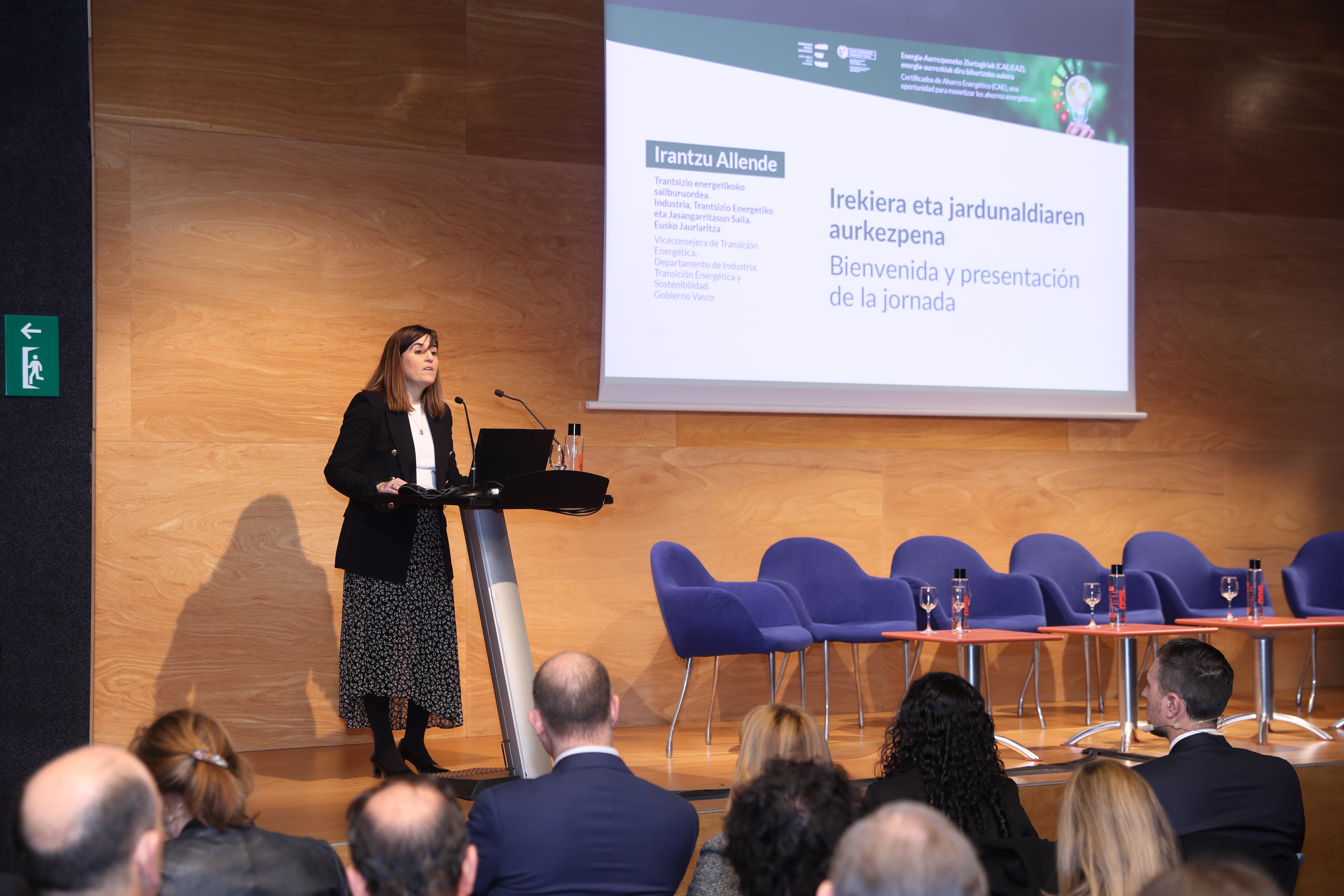 Apertura de las jornadas con la viceconsejera de Transición Energética, Irantzu Allende.