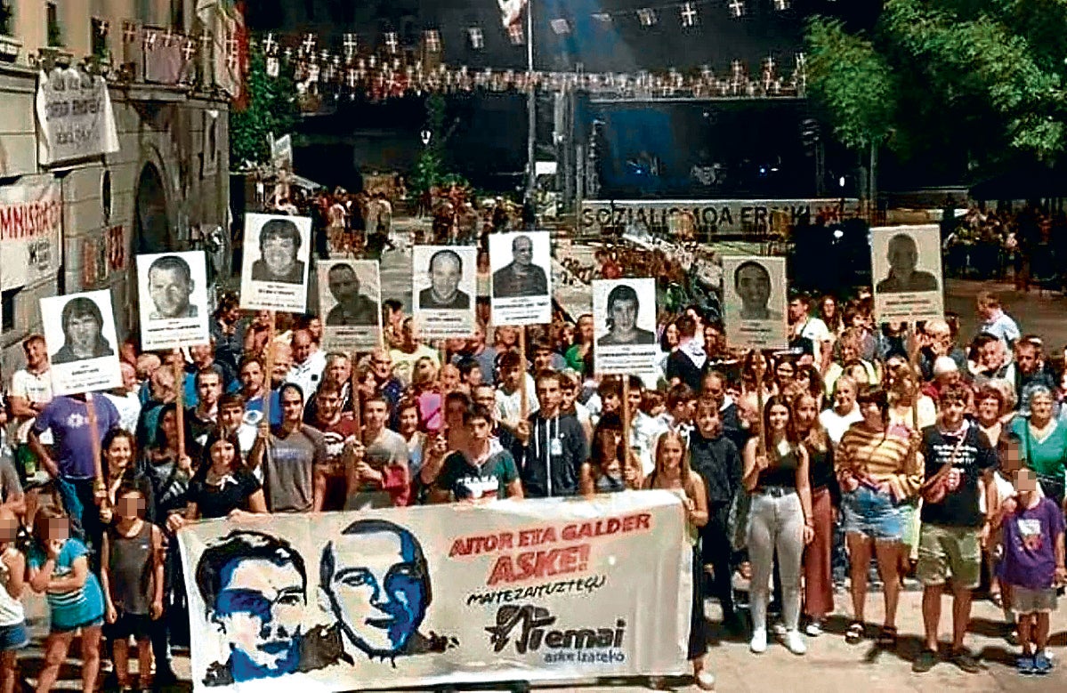 Una protesta con carteles de miembros de ETA convocada por Ernai.