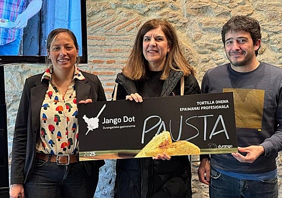 La concejala Jesica Ruiz (PSE); la representante del bar Pausta y el presidente de la asociación de comericantes y hostelería Dendak Bai, Alex Palacios.