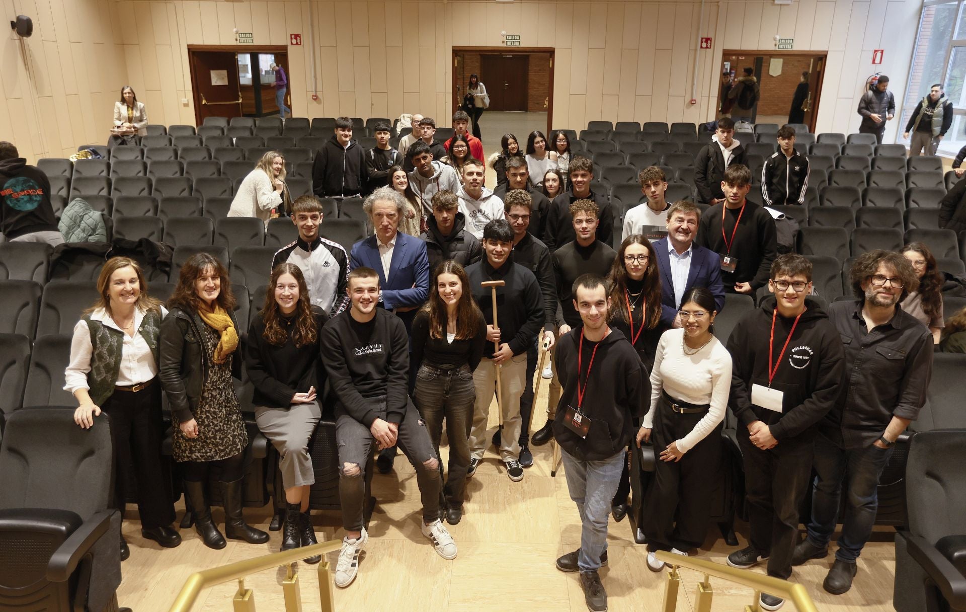 Los estudiantes clasificados en la categoría para mayores de 18 años.
