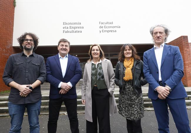 Alfonso Gómez, responsable de eventos y patrocinios de EL CORREO; Pedro Malcorra, responsable de Transformación Red del BBVA; Arantza Álvarez, técnica en innovación aplicada en creación de empresas de Teknika (Gobierno vasco); Mila Gallastegi, técnica de autoempleo de Bilbao Ekintza; y Jon Barrutia, decano de Sarriko.