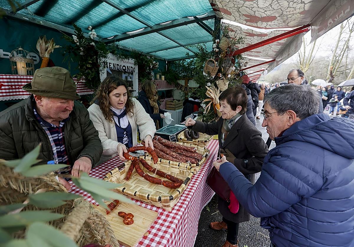 La jornada contará con expositores con pan y repostería, quesos, txakoli y vermut, hortalizas y miel.